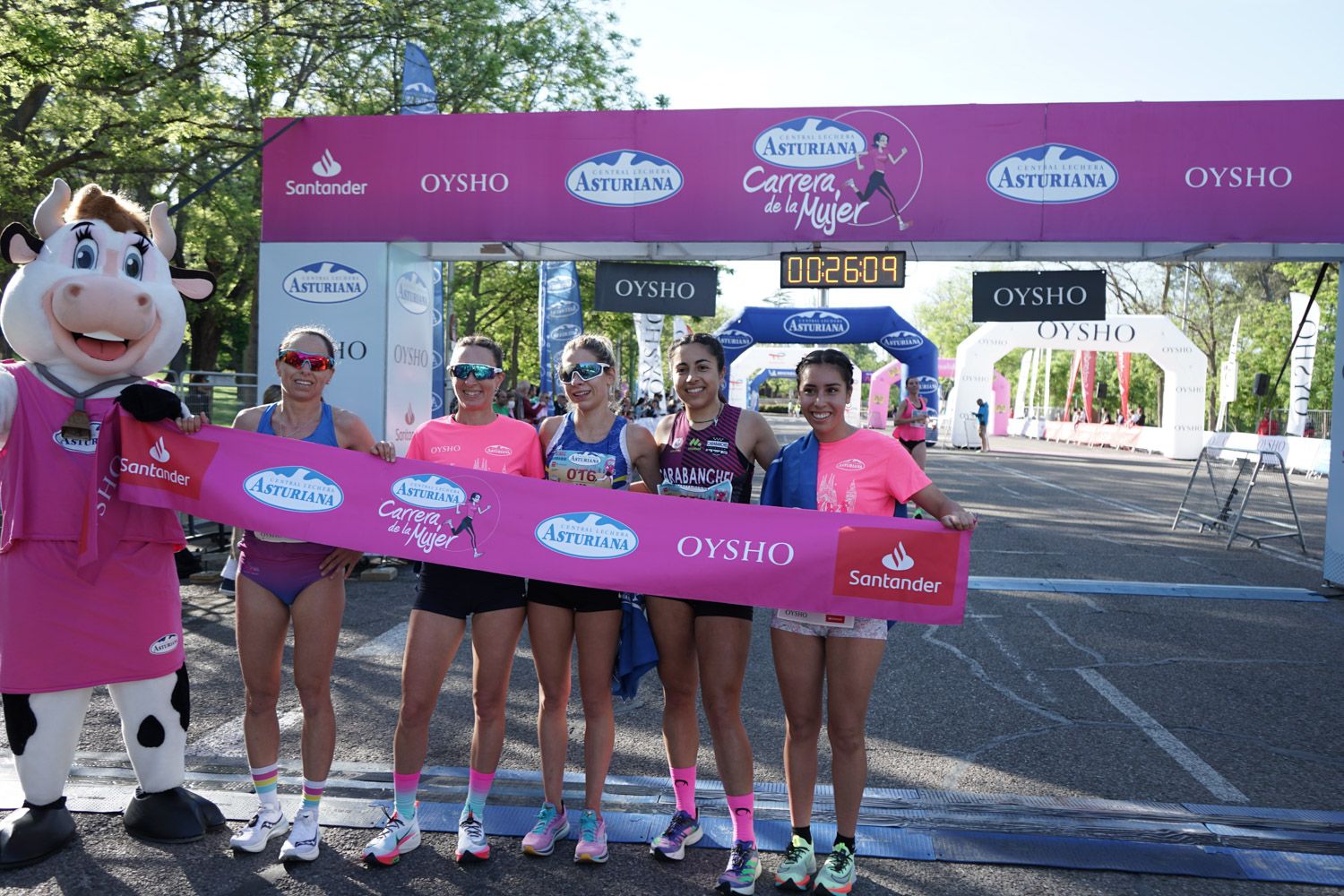 Todas las fotos de meta de la Carrera de la Mujer de Madrid 03081