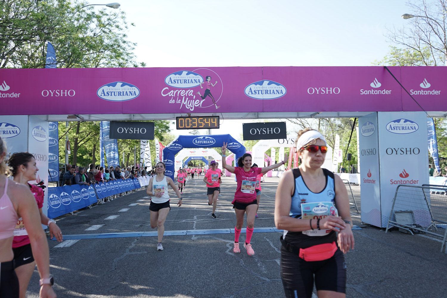 Todas las fotos de meta de la Carrera de la Mujer de Madrid 03177