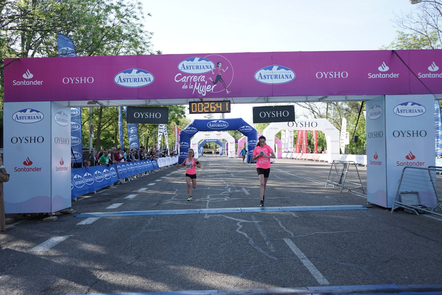 Todas las fotos de meta de la Carrera de la Mujer de Madrid 03084