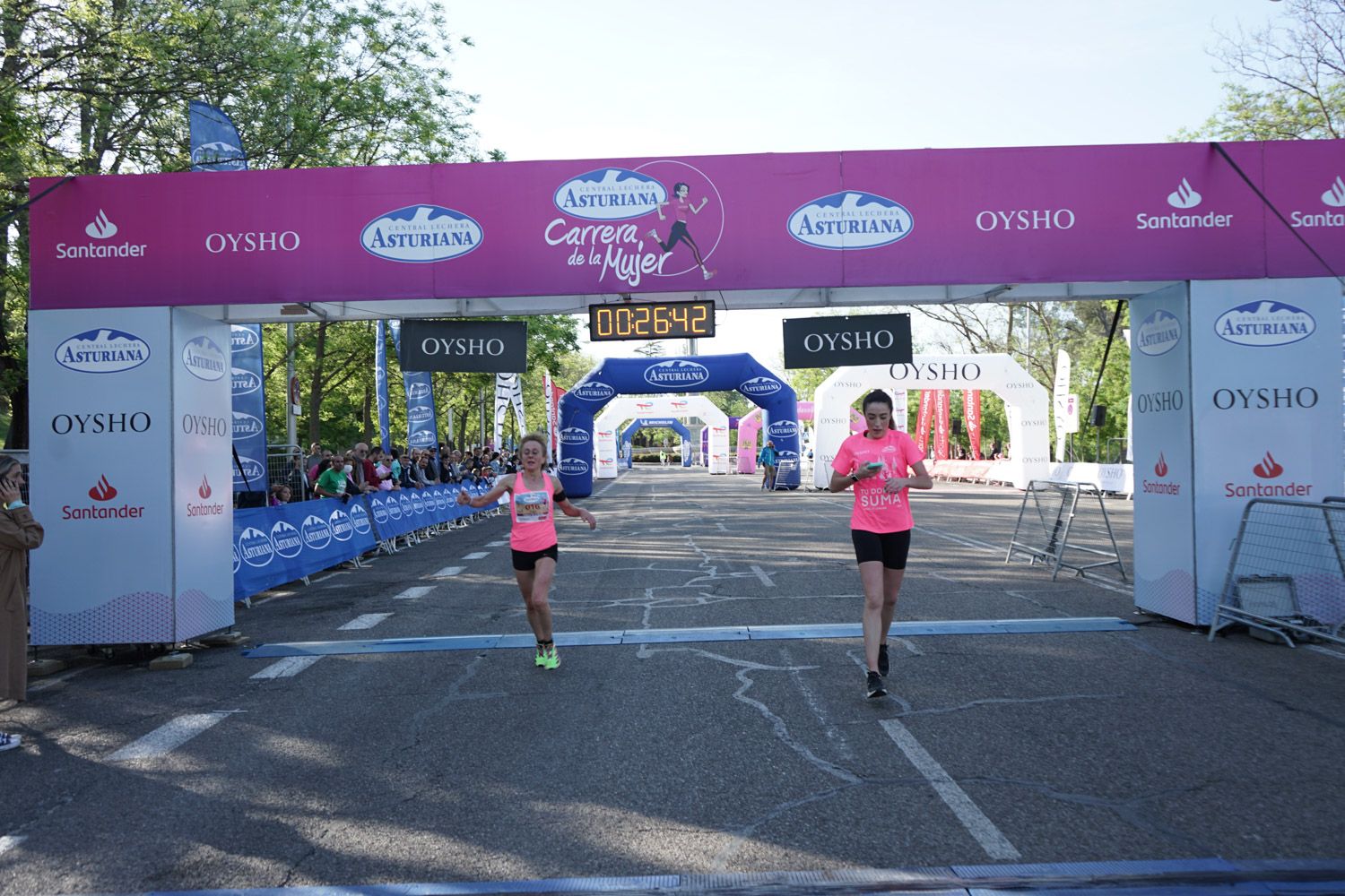 Todas las fotos de meta de la Carrera de la Mujer de Madrid 03085