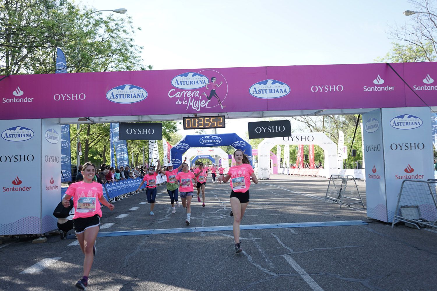 Todas las fotos de meta de la Carrera de la Mujer de Madrid 03179