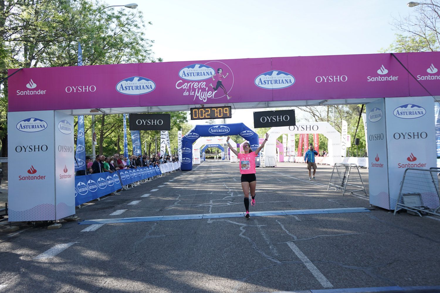 Todas las fotos de meta de la Carrera de la Mujer de Madrid 03086
