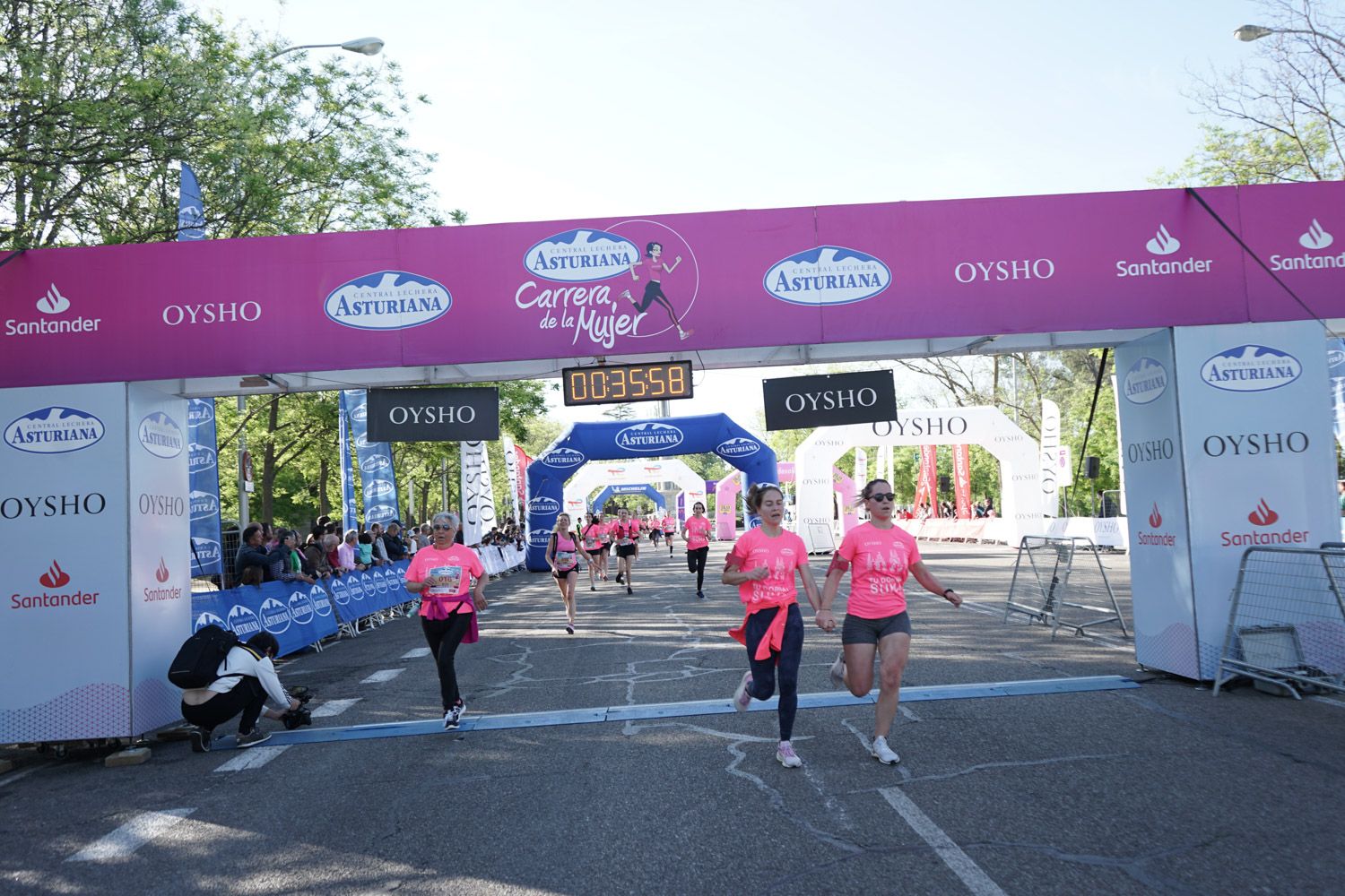 Todas las fotos de meta de la Carrera de la Mujer de Madrid 03181