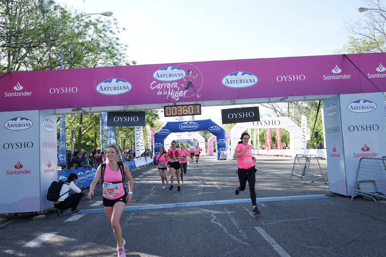 Todas las fotos de meta de la Carrera de la Mujer de Madrid 03182