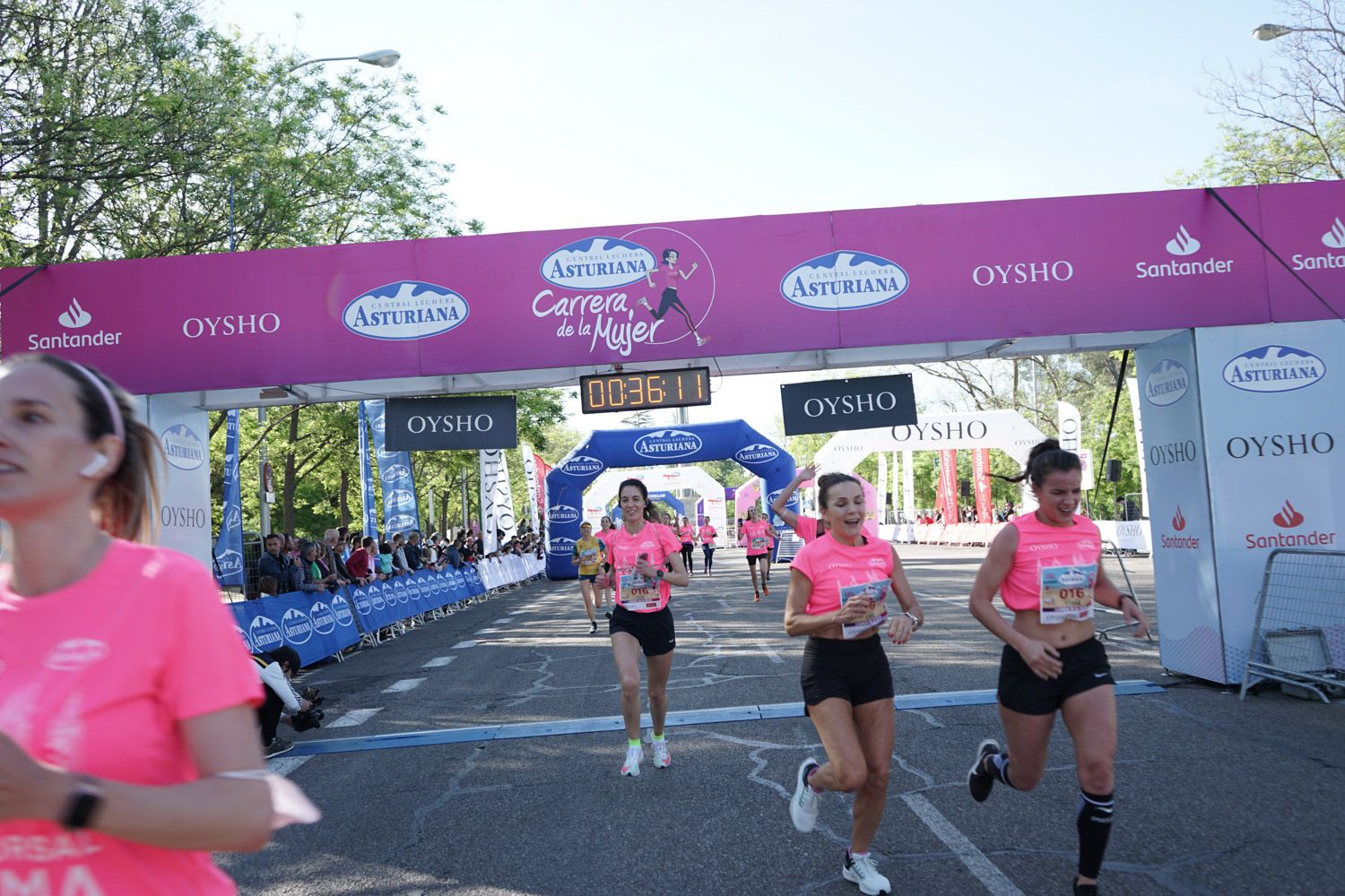 Todas las fotos de meta de la Carrera de la Mujer de Madrid 03186