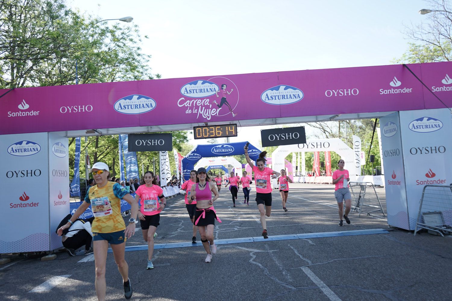 Todas las fotos de meta de la Carrera de la Mujer de Madrid 03187