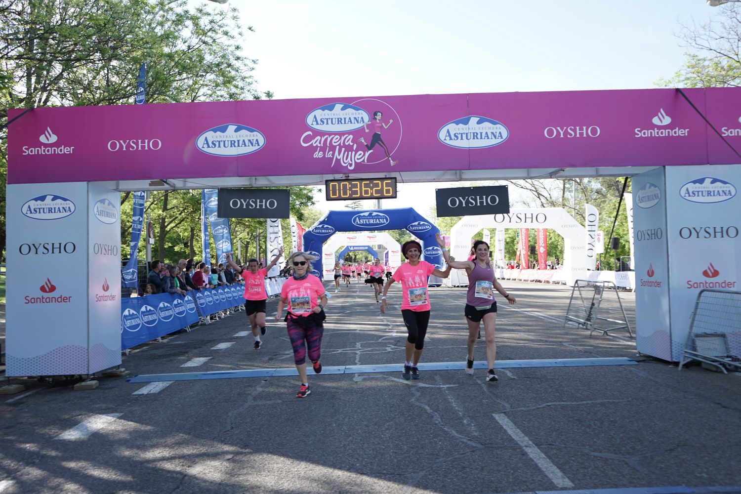 Todas las fotos de meta de la Carrera de la Mujer de Madrid 03190