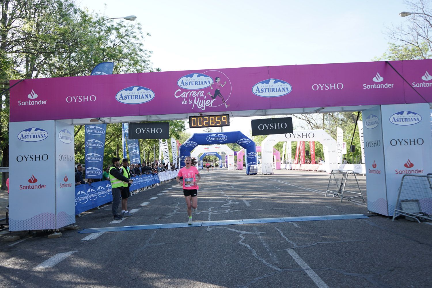 Todas las fotos de meta de la Carrera de la Mujer de Madrid 03096