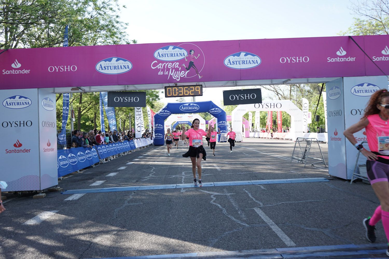 Todas las fotos de meta de la Carrera de la Mujer de Madrid 03191