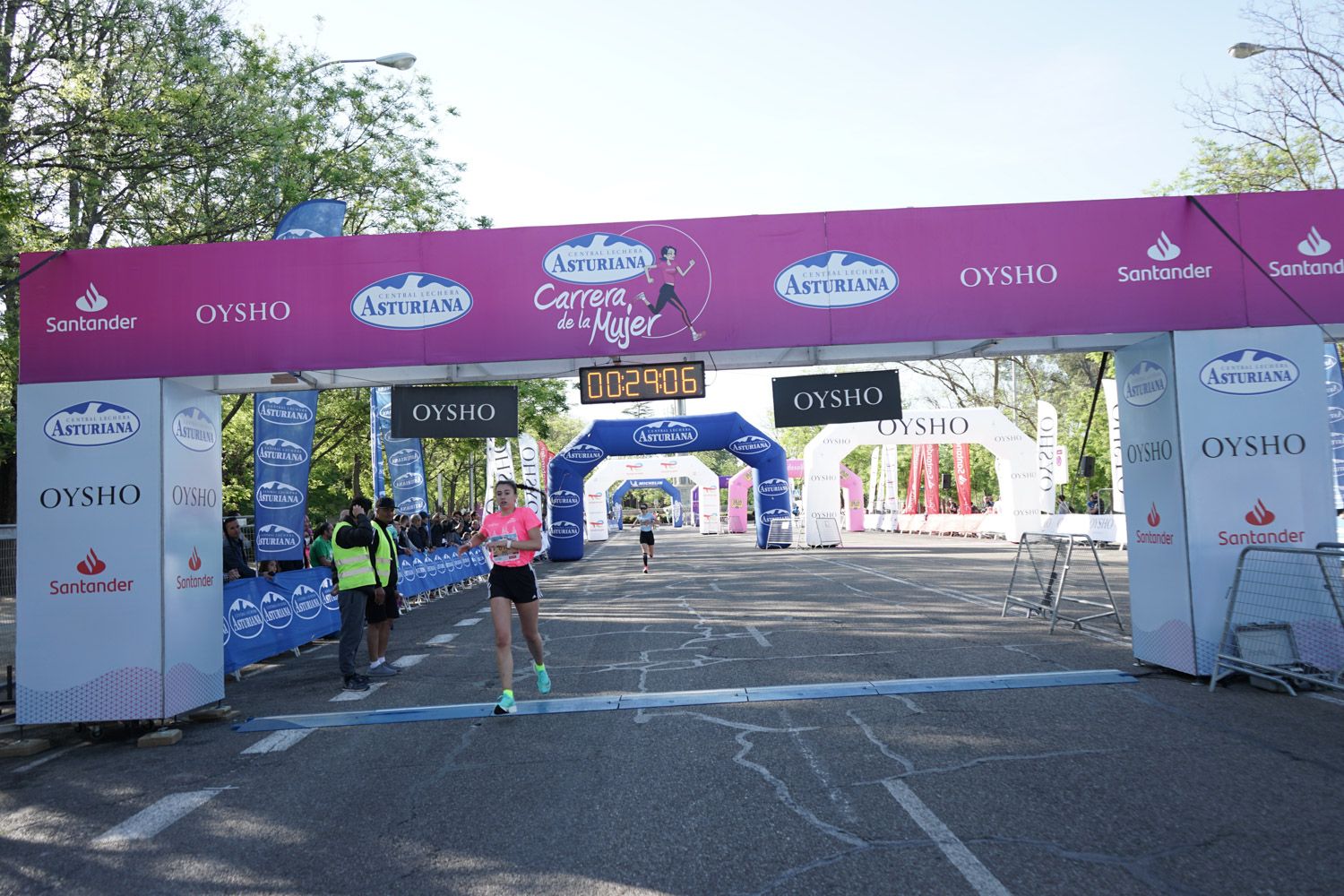 Todas las fotos de meta de la Carrera de la Mujer de Madrid 03097