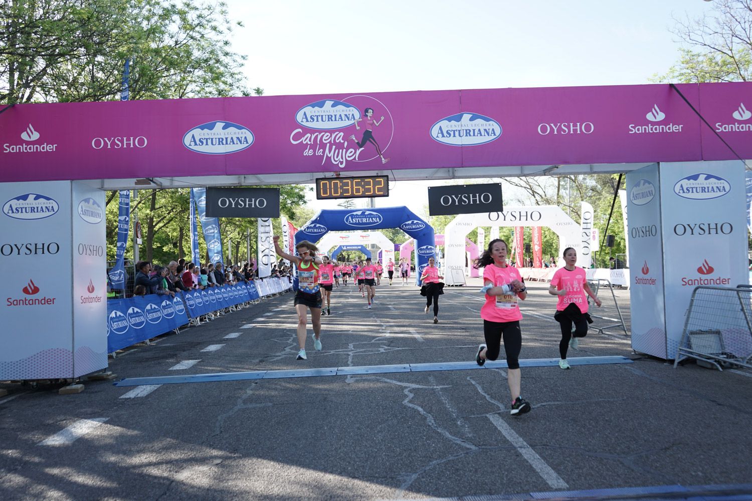 Todas las fotos de meta de la Carrera de la Mujer de Madrid 03192