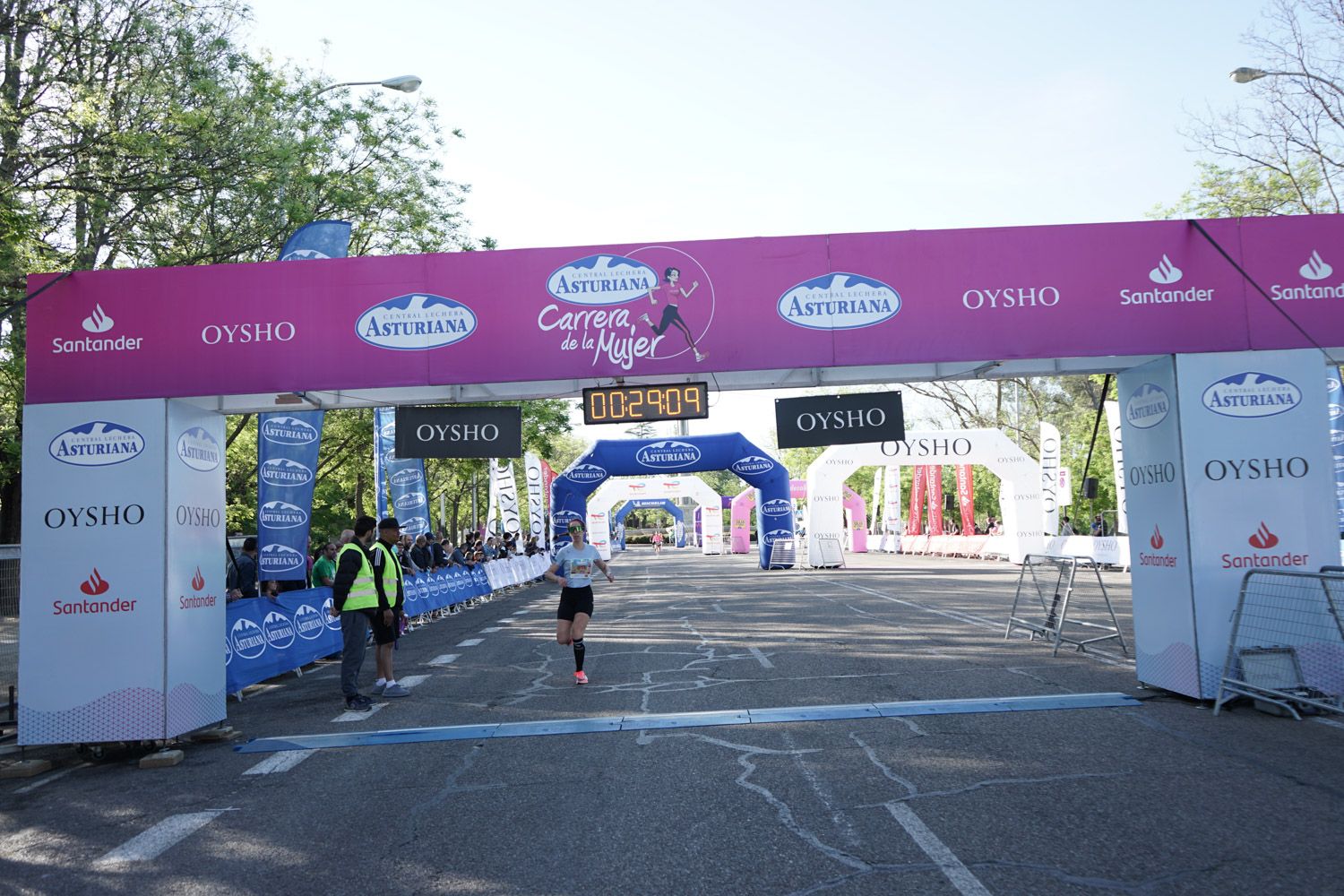 Todas las fotos de meta de la Carrera de la Mujer de Madrid 03098