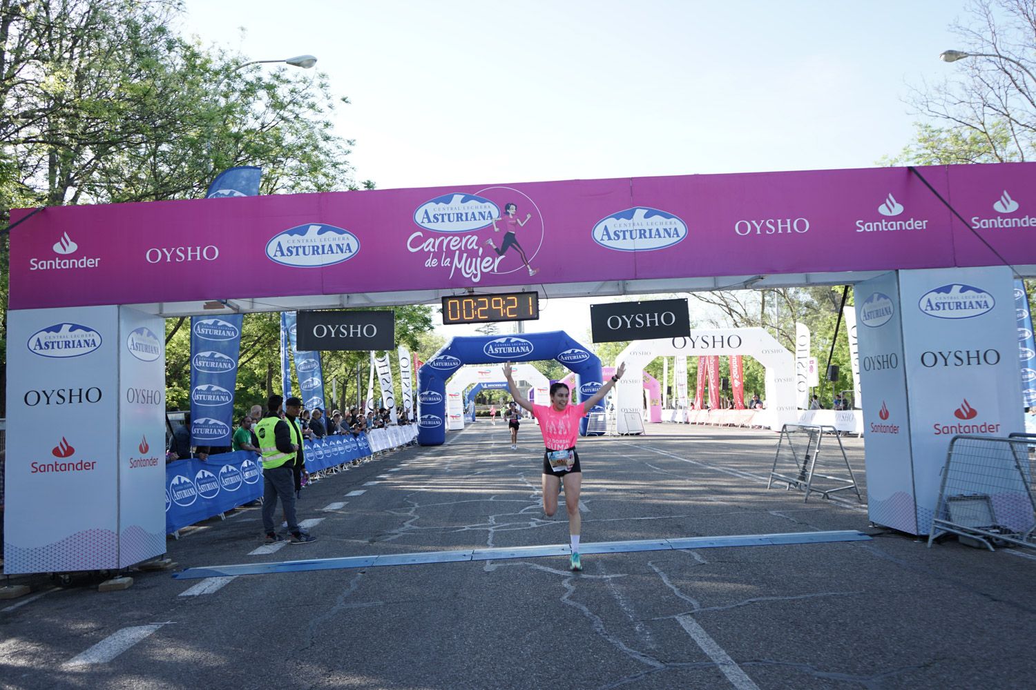 Todas las fotos de meta de la Carrera de la Mujer de Madrid 03099