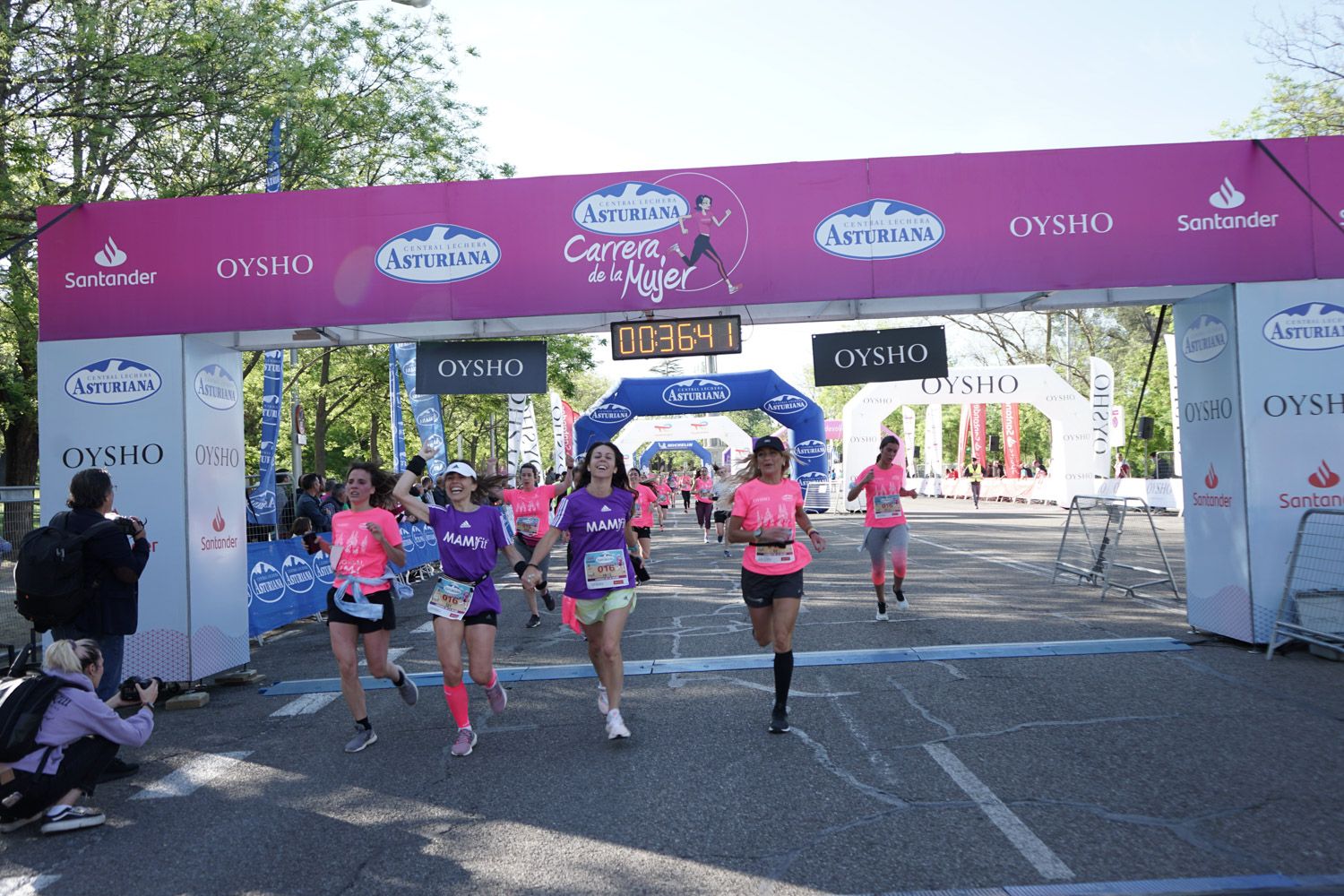Todas las fotos de meta de la Carrera de la Mujer de Madrid 03195