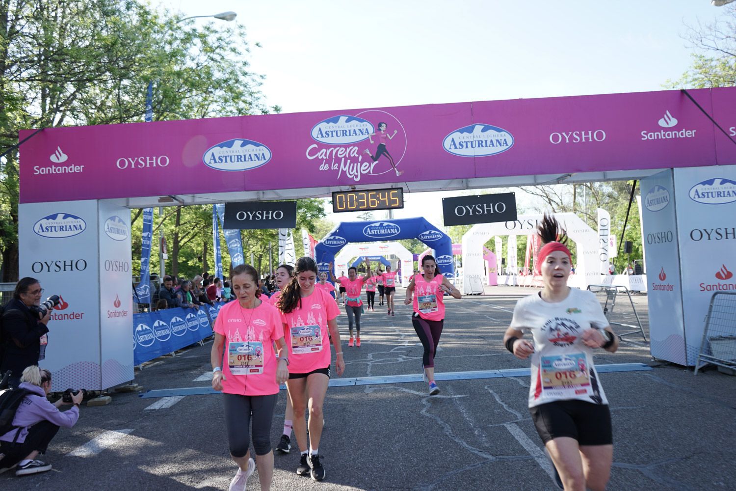 Todas las fotos de meta de la Carrera de la Mujer de Madrid 03196