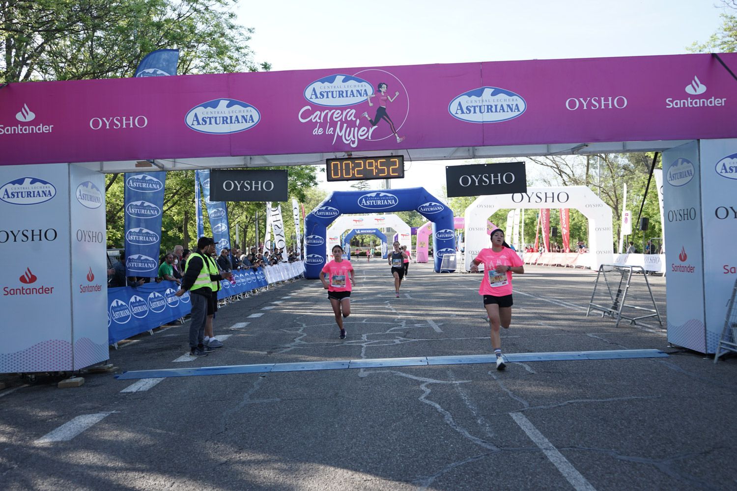 Todas las fotos de meta de la Carrera de la Mujer de Madrid 03104