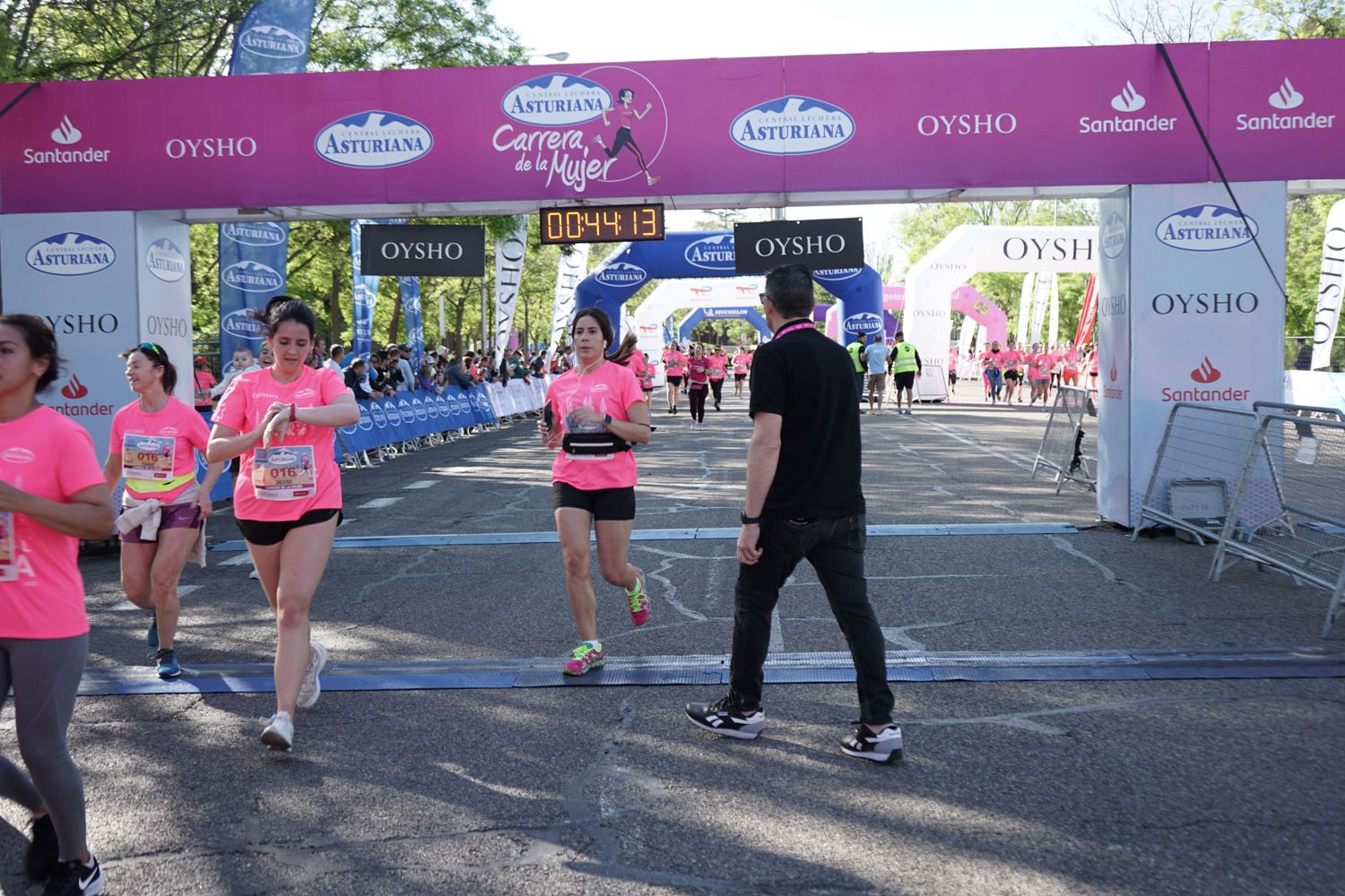 Todas las fotos de meta de la Carrera de la Mujer de Madrid 03295