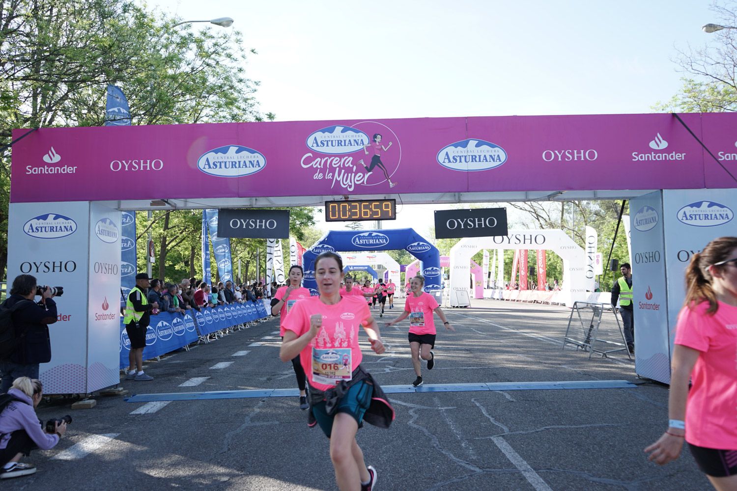 Todas las fotos de meta de la Carrera de la Mujer de Madrid 03199
