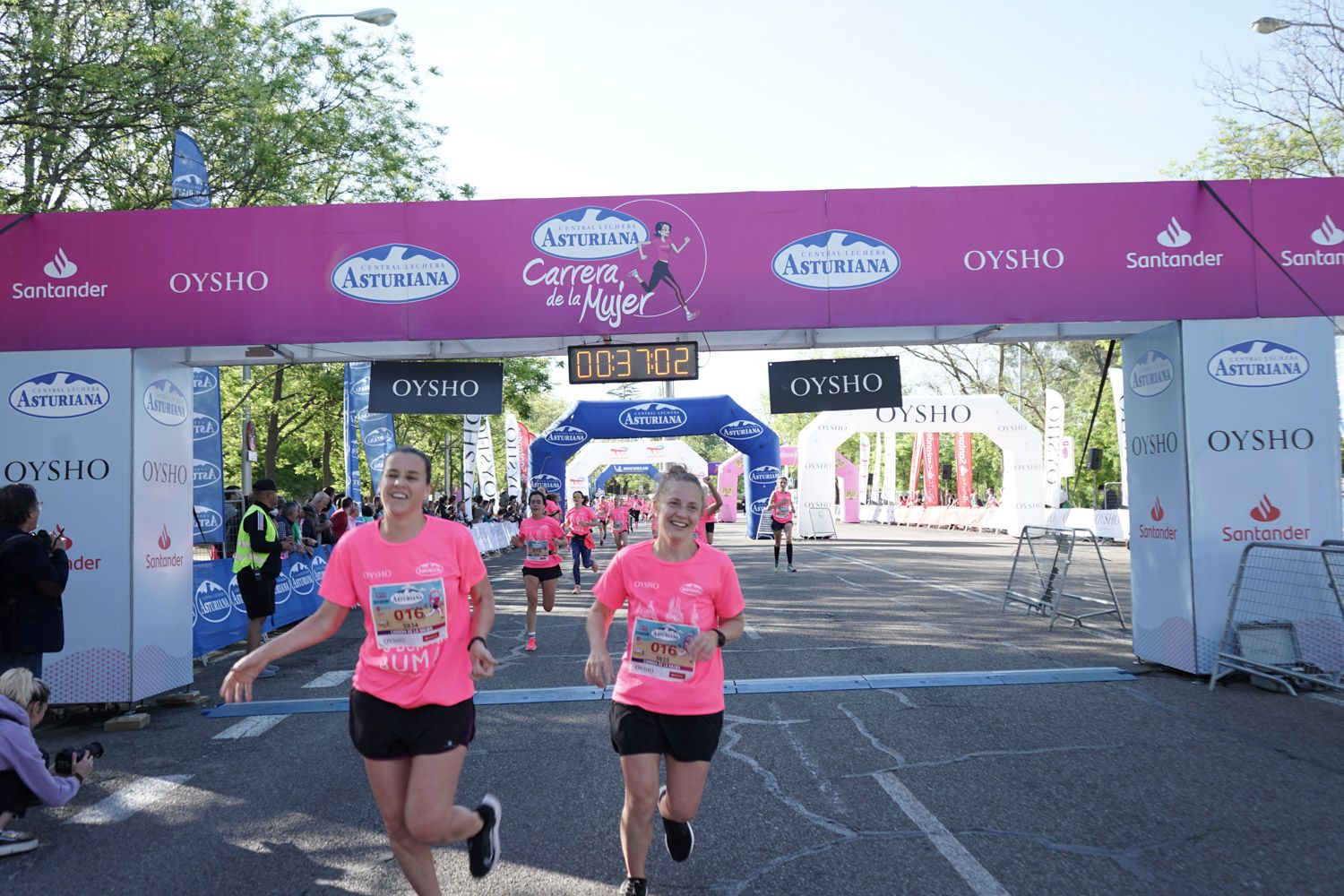 Todas las fotos de meta de la Carrera de la Mujer de Madrid 03200