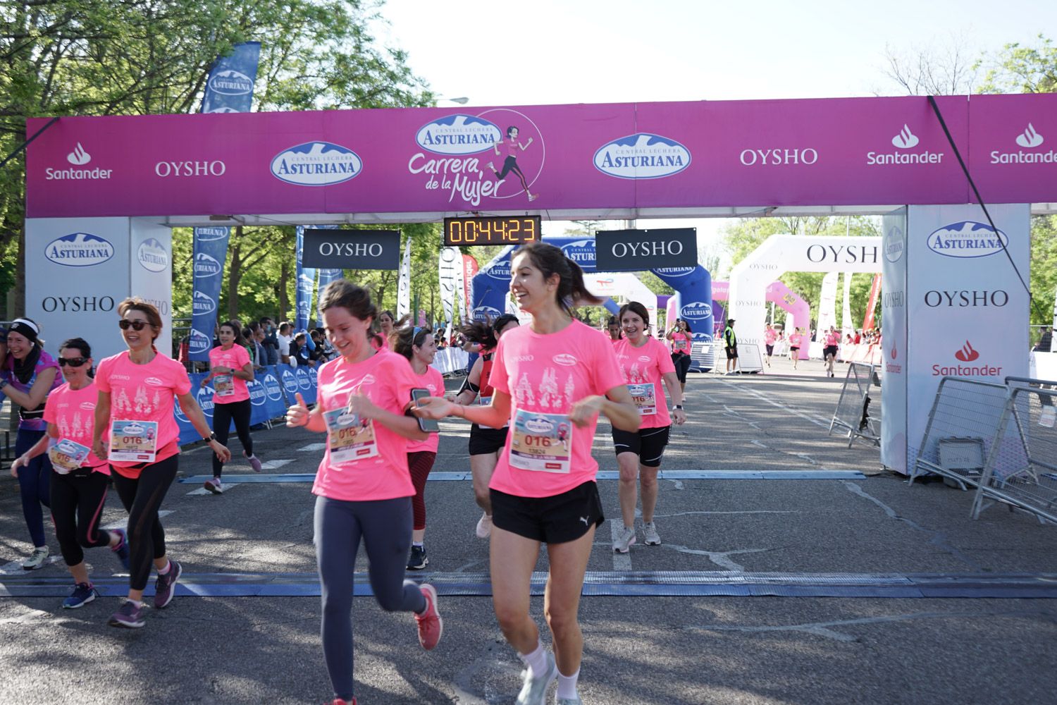 Todas las fotos de meta de la Carrera de la Mujer de Madrid 03298