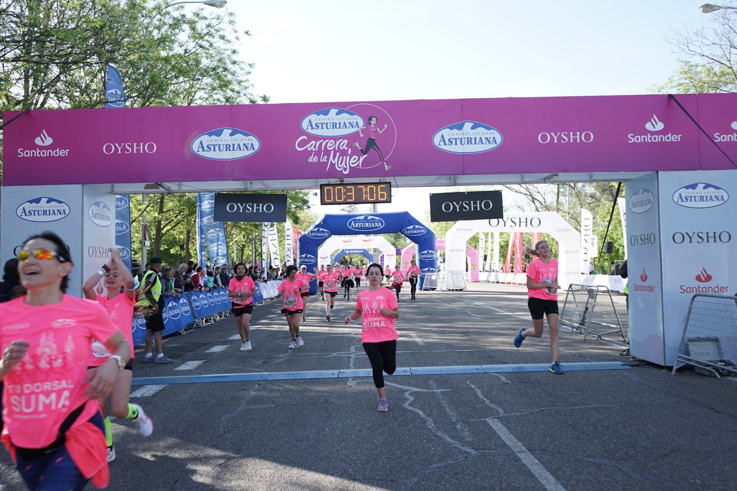 Todas las fotos de meta de la Carrera de la Mujer de Madrid 03201