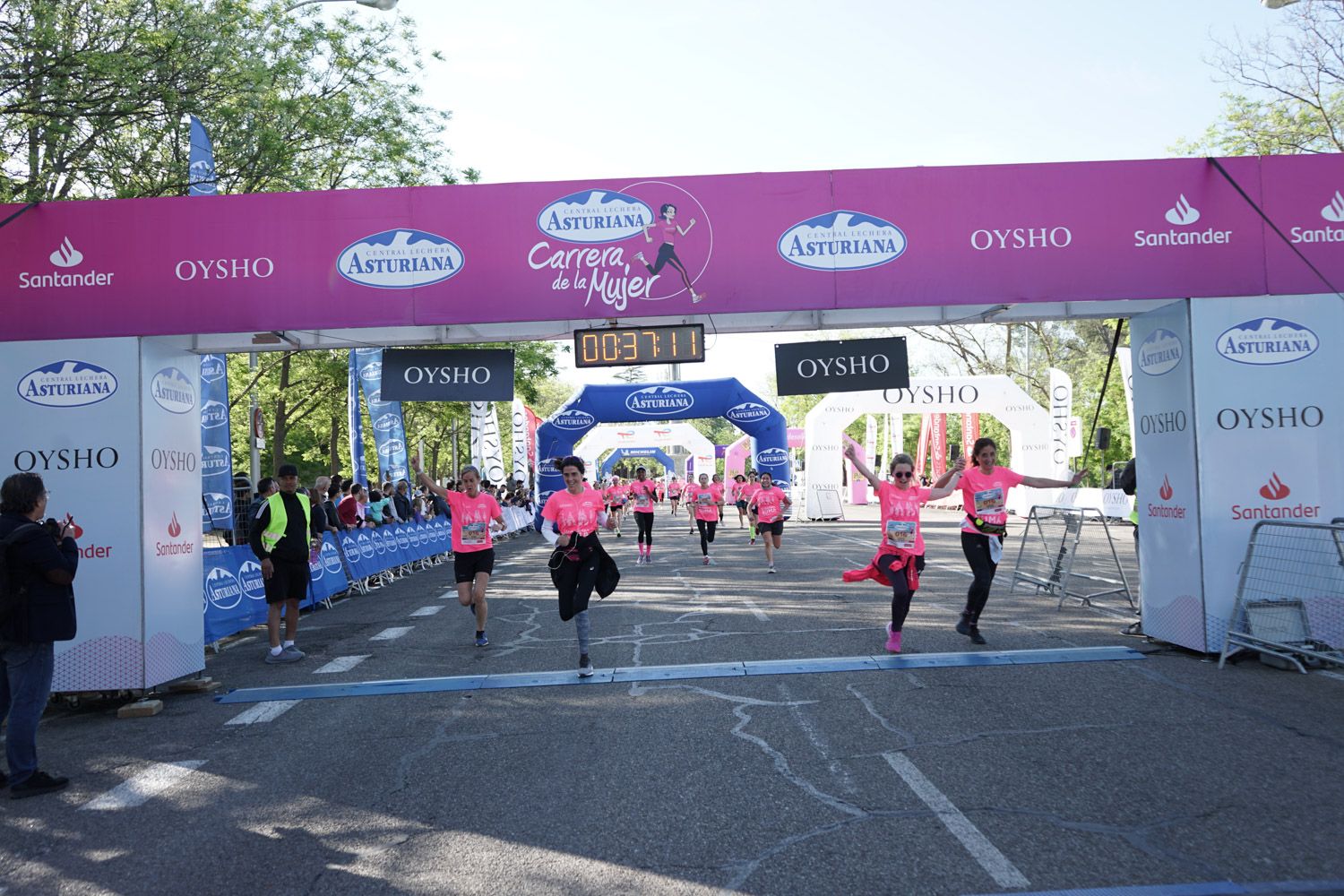 Todas las fotos de meta de la Carrera de la Mujer de Madrid 03202