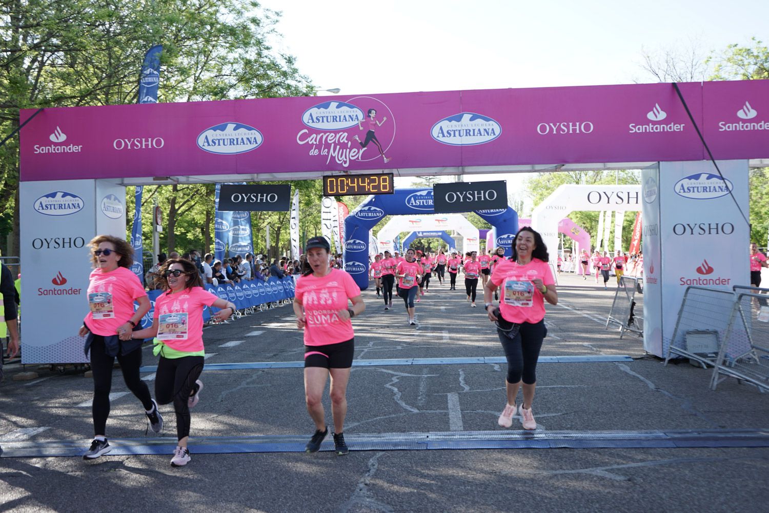 Todas las fotos de meta de la Carrera de la Mujer de Madrid 03300