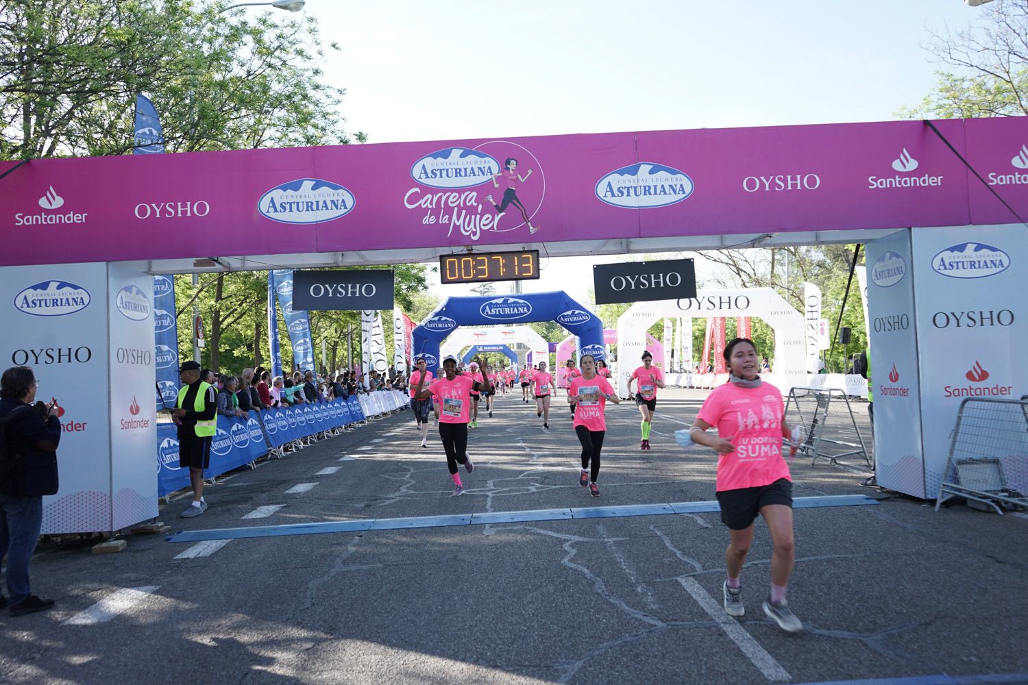Todas las fotos de meta de la Carrera de la Mujer de Madrid 03203