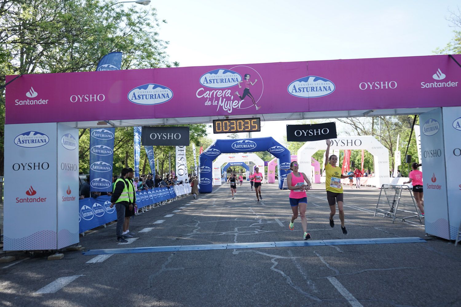 Todas las fotos de meta de la Carrera de la Mujer de Madrid 03111