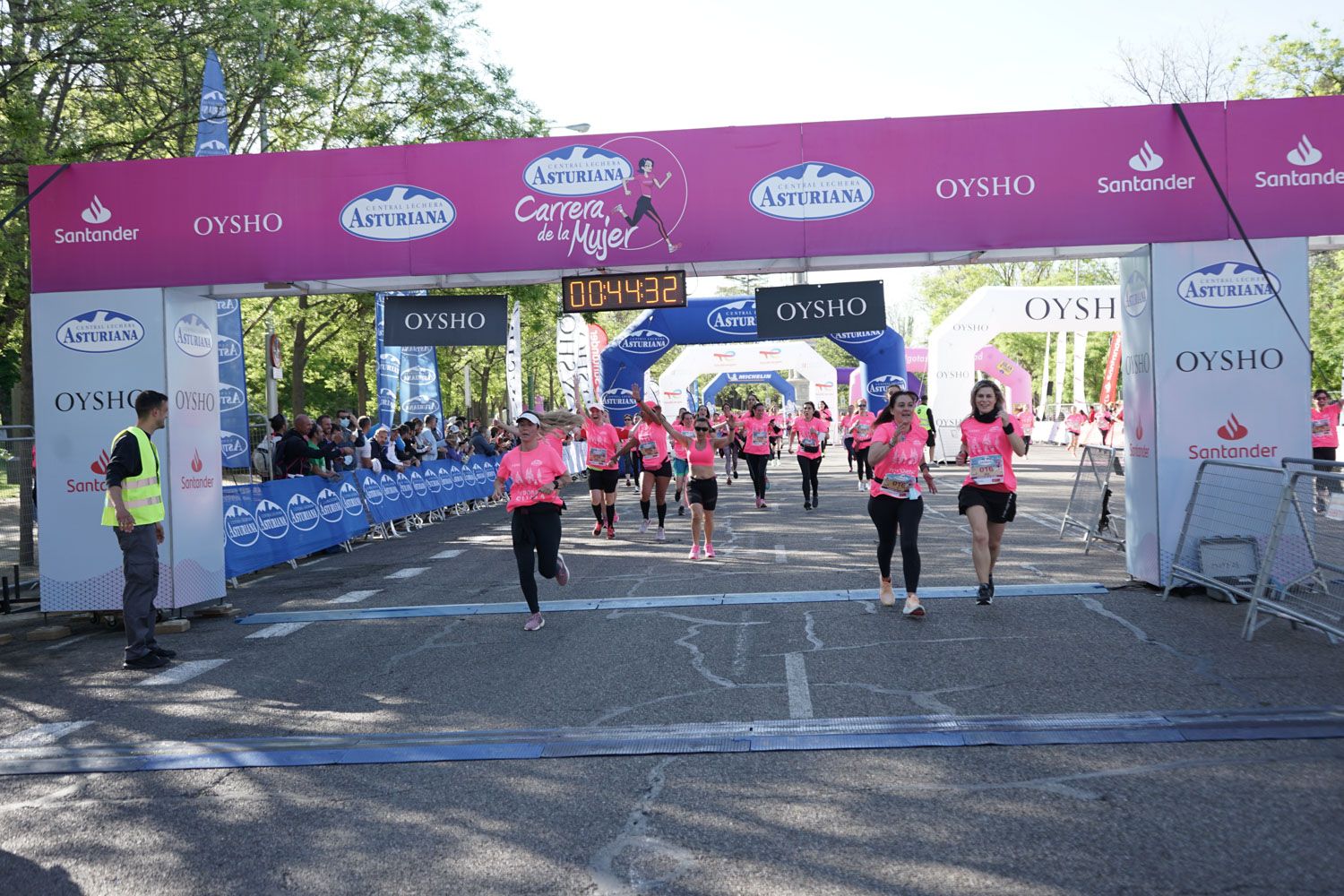 Todas las fotos de meta de la Carrera de la Mujer de Madrid 03301