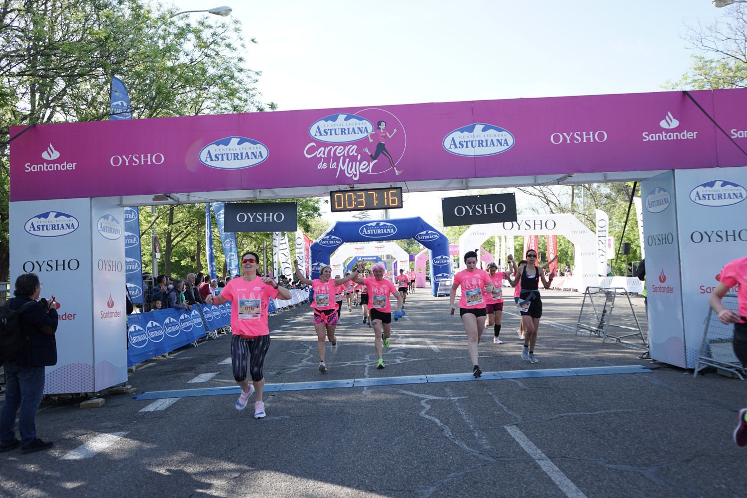 Todas las fotos de meta de la Carrera de la Mujer de Madrid 03204