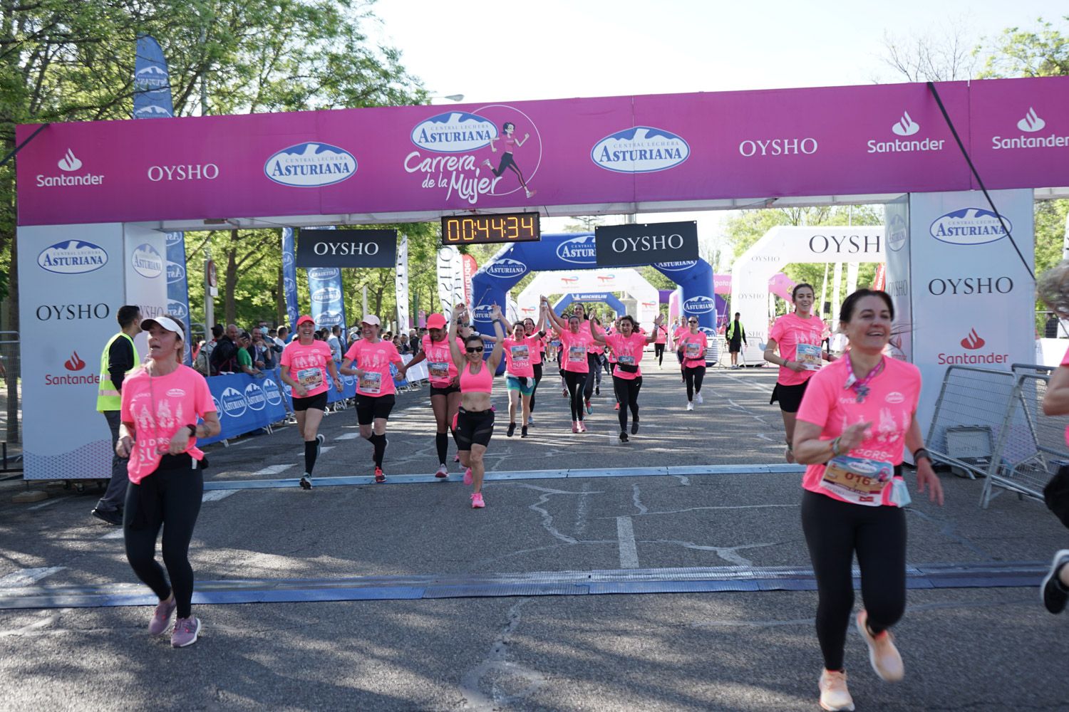 Todas las fotos de meta de la Carrera de la Mujer de Madrid 03302
