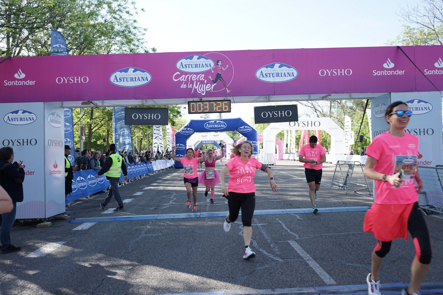 Todas las fotos de meta de la Carrera de la Mujer de Madrid 03206