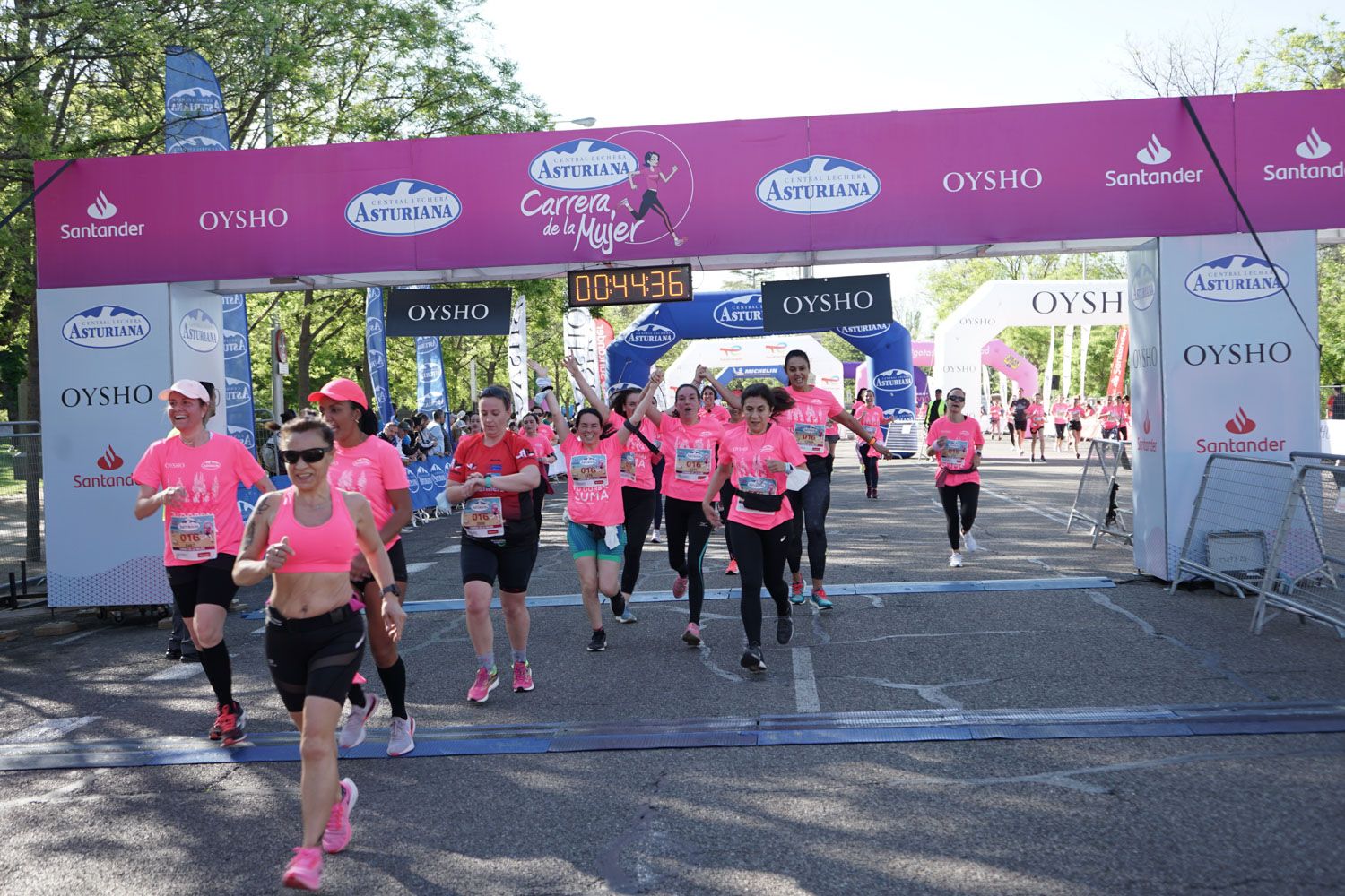 Todas las fotos de meta de la Carrera de la Mujer de Madrid 03303