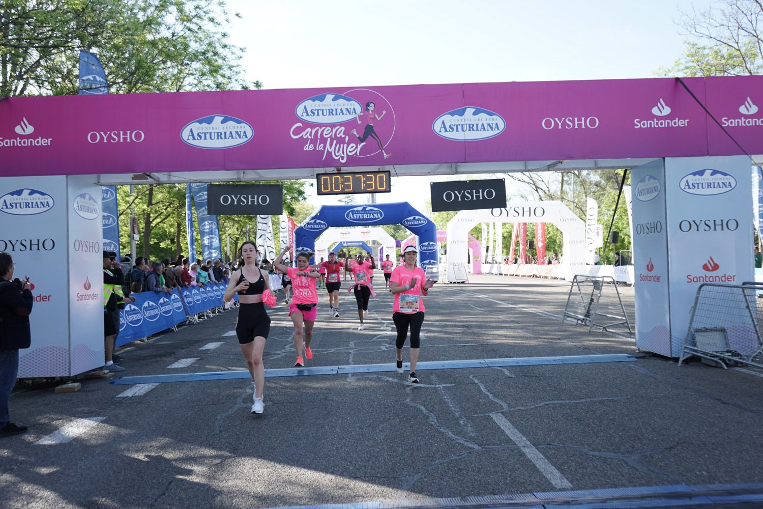 Todas las fotos de meta de la Carrera de la Mujer de Madrid 03207