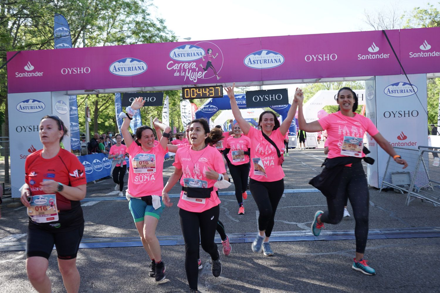 Todas las fotos de meta de la Carrera de la Mujer de Madrid 03304