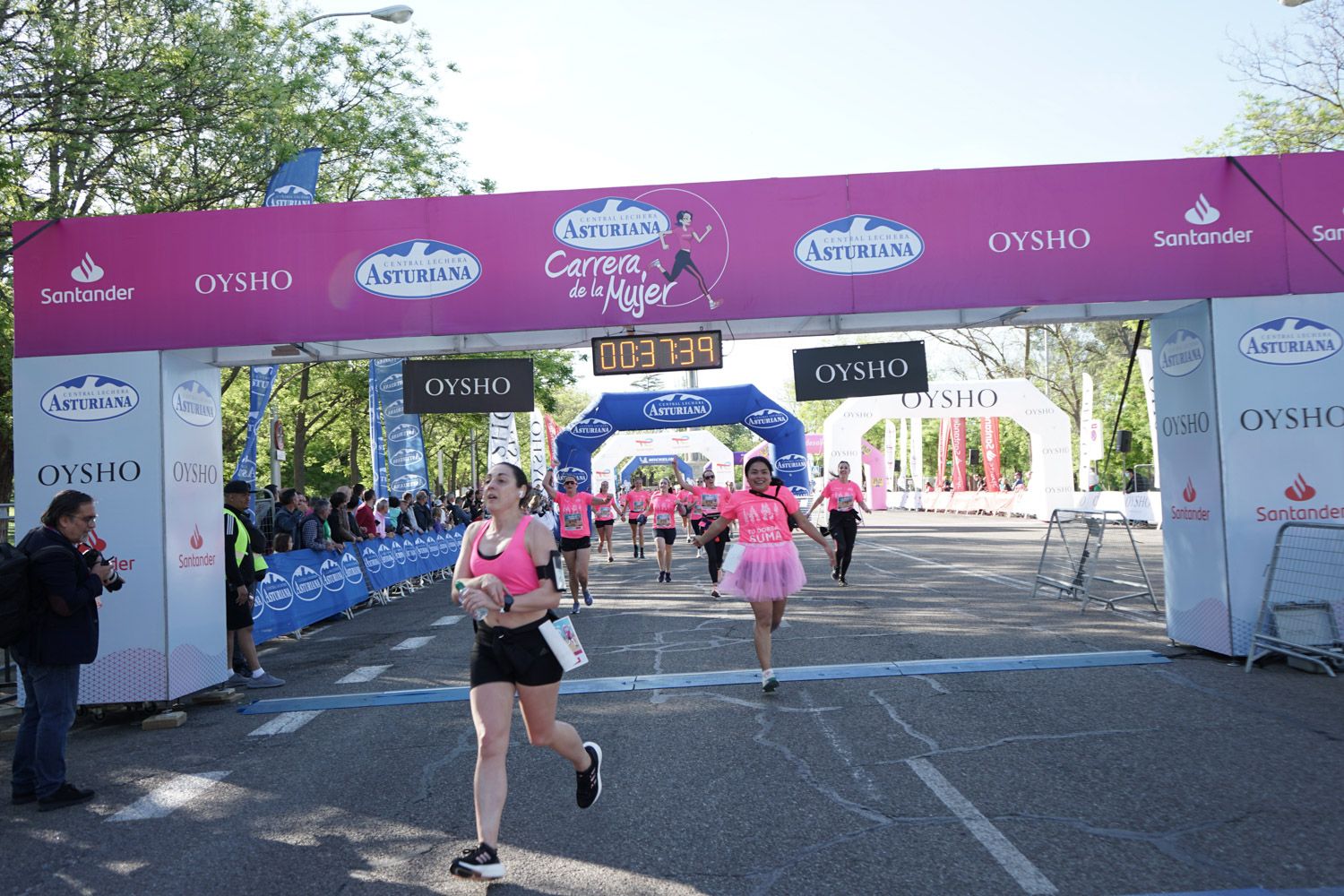 Todas las fotos de meta de la Carrera de la Mujer de Madrid 03210