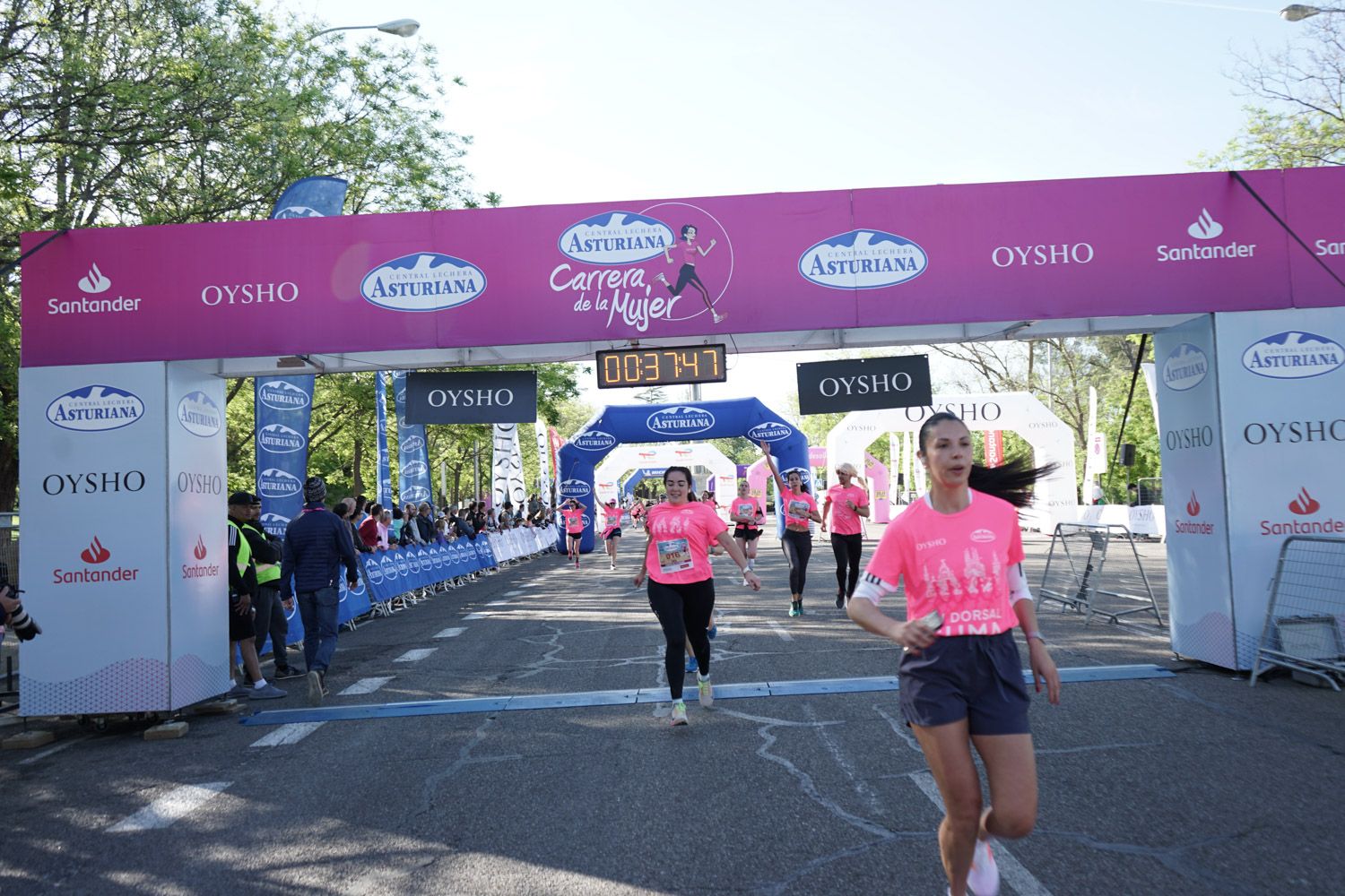 Todas las fotos de meta de la Carrera de la Mujer de Madrid 03212