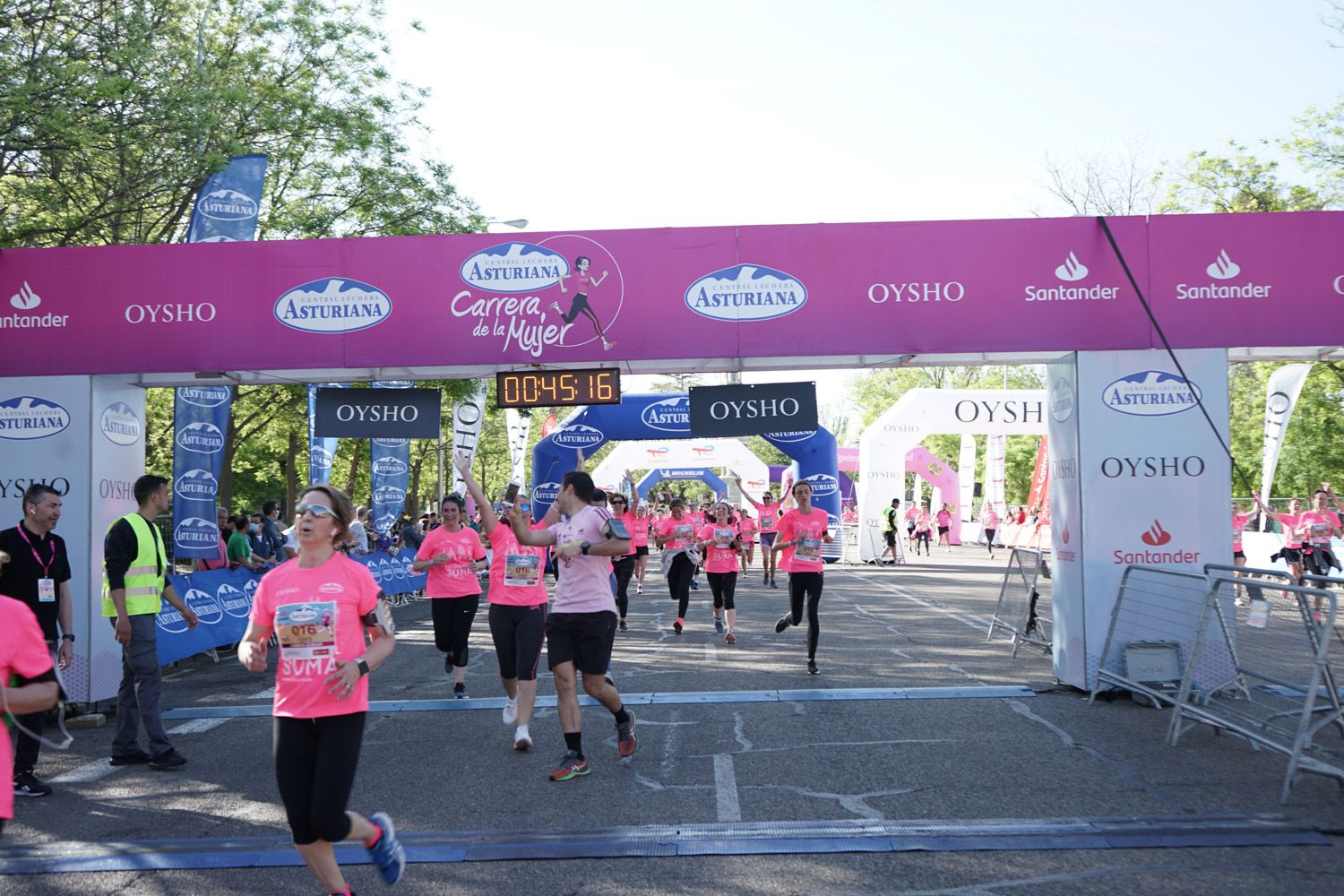 Todas las fotos de meta de la Carrera de la Mujer de Madrid 03311