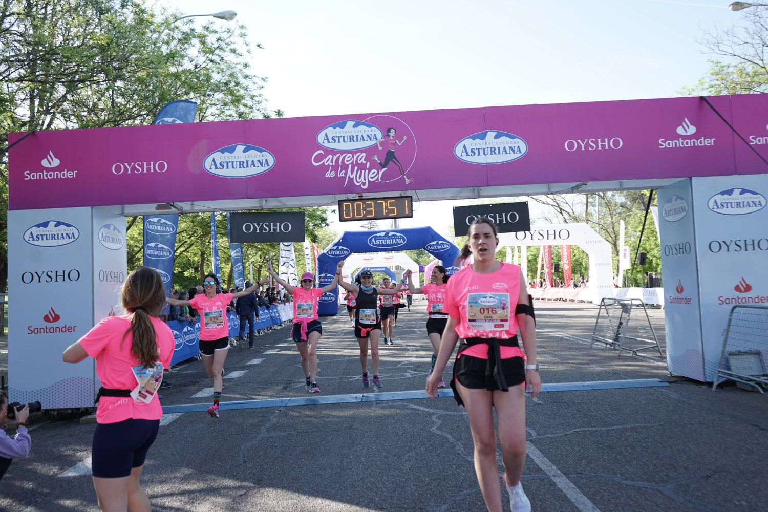 Todas las fotos de meta de la Carrera de la Mujer de Madrid 03213