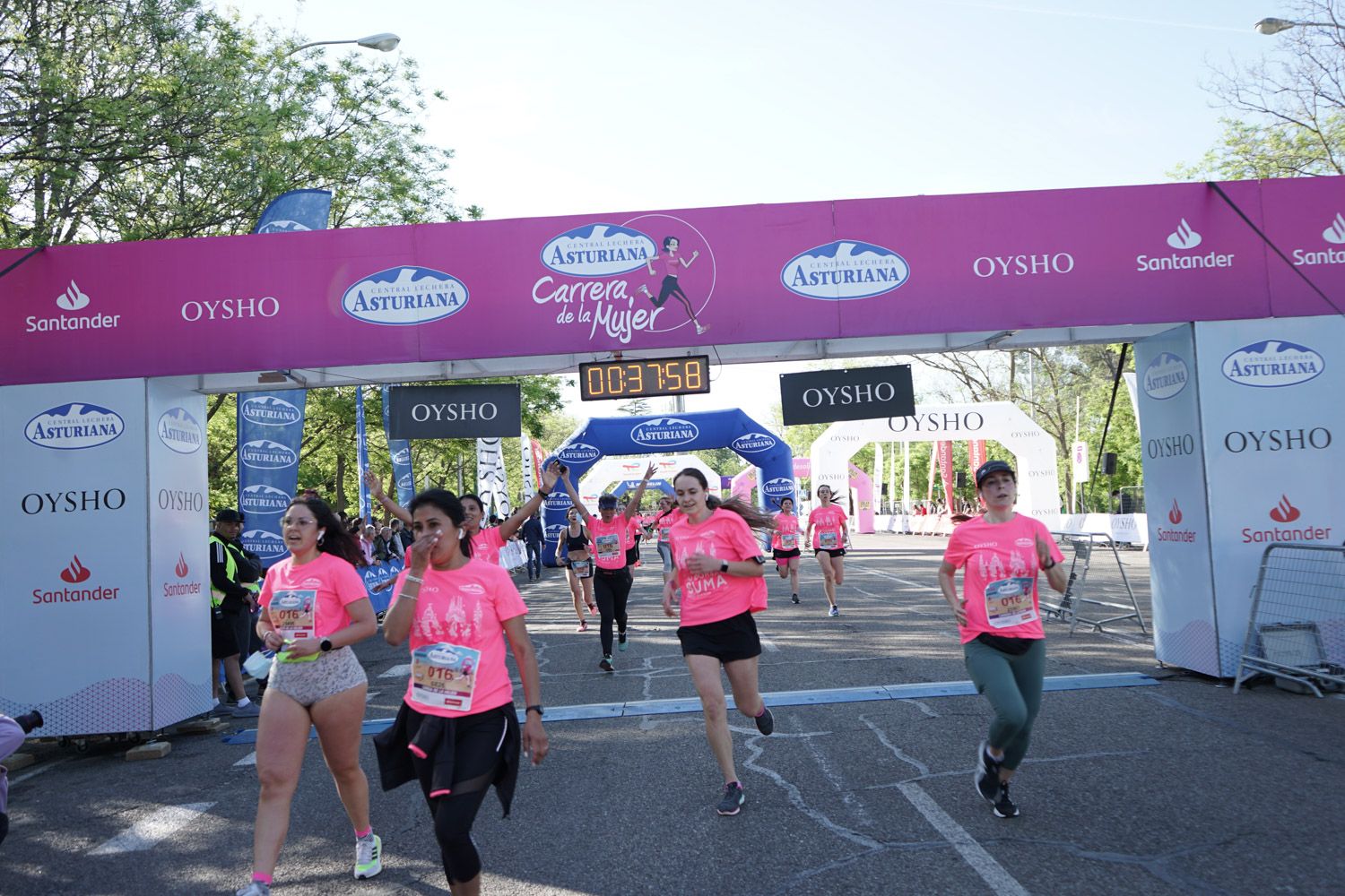 Todas las fotos de meta de la Carrera de la Mujer de Madrid 03215
