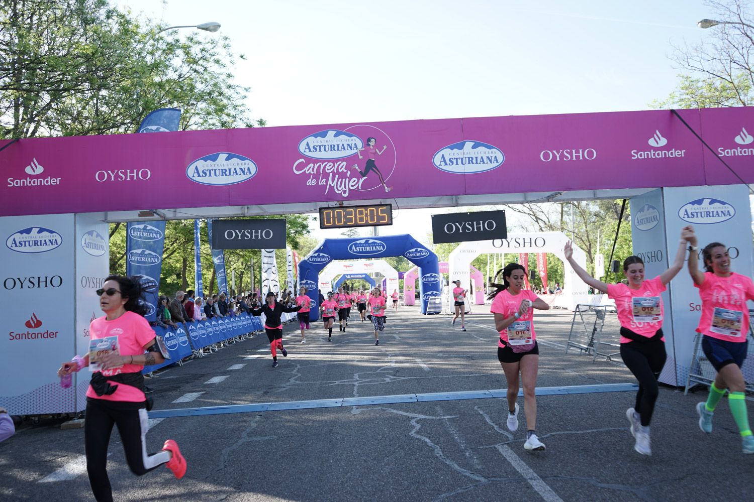 Todas las fotos de meta de la Carrera de la Mujer de Madrid 03217