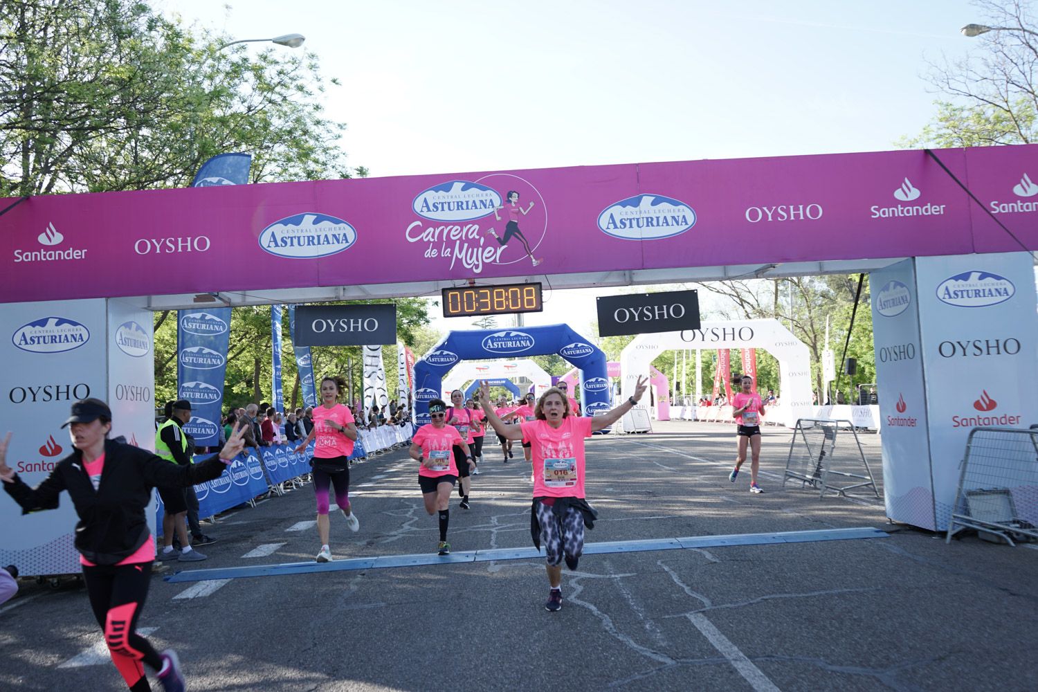 Todas las fotos de meta de la Carrera de la Mujer de Madrid 03218