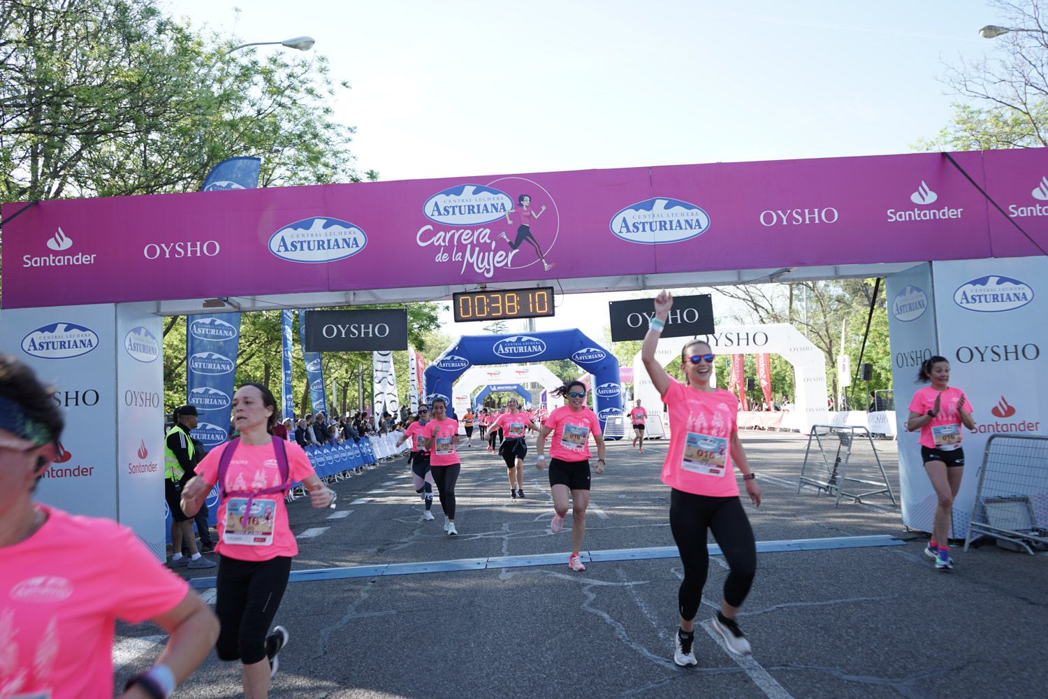 Todas las fotos de meta de la Carrera de la Mujer de Madrid 03219