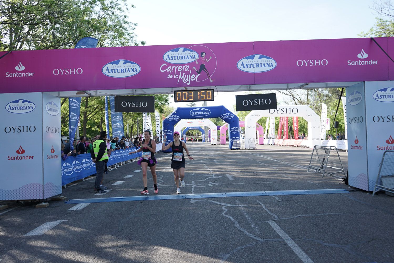 Todas las fotos de meta de la Carrera de la Mujer de Madrid 03124