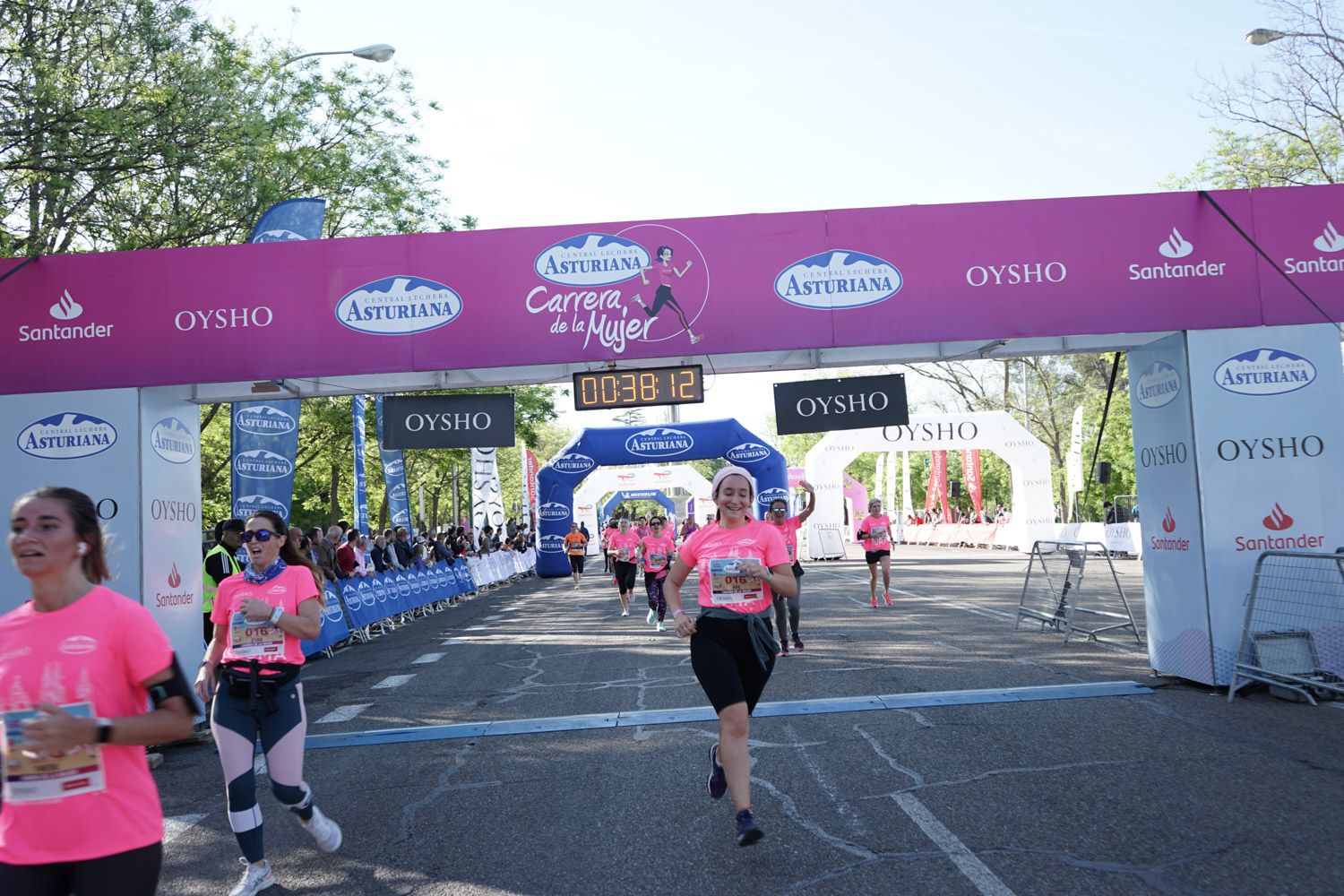 Todas las fotos de meta de la Carrera de la Mujer de Madrid 03220