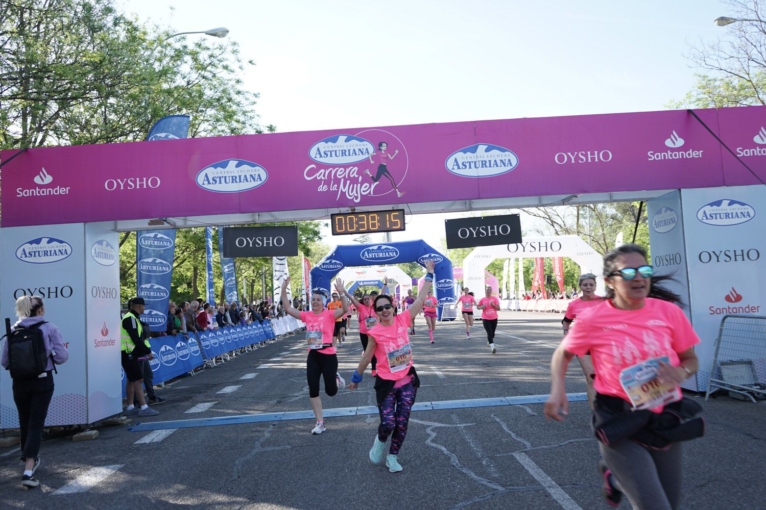 Todas las fotos de meta de la Carrera de la Mujer de Madrid 03221