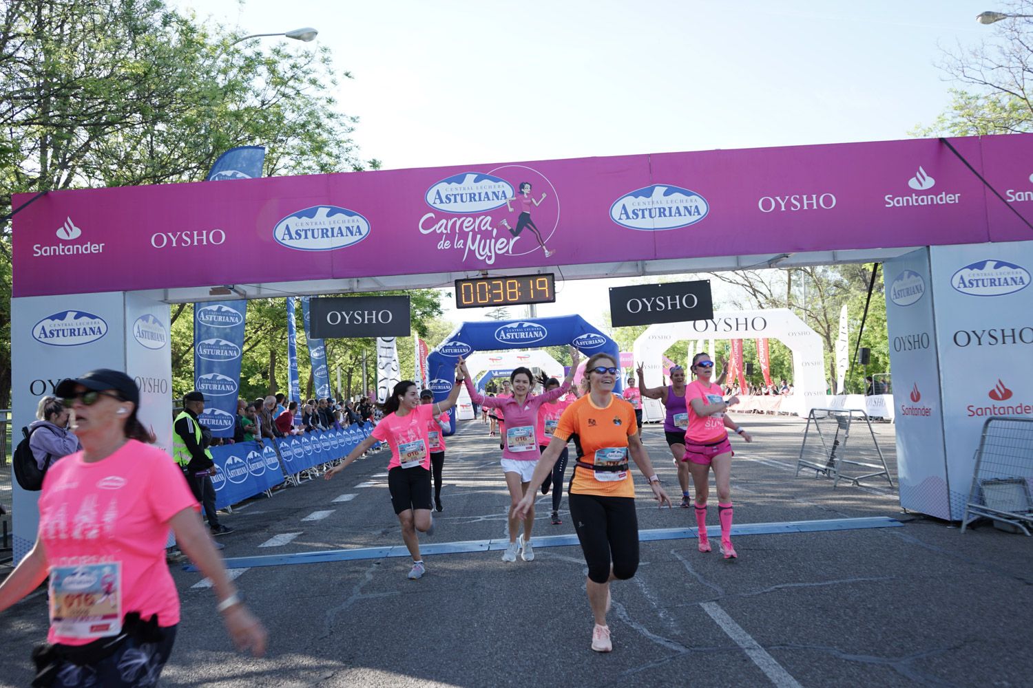 Todas las fotos de meta de la Carrera de la Mujer de Madrid 03222