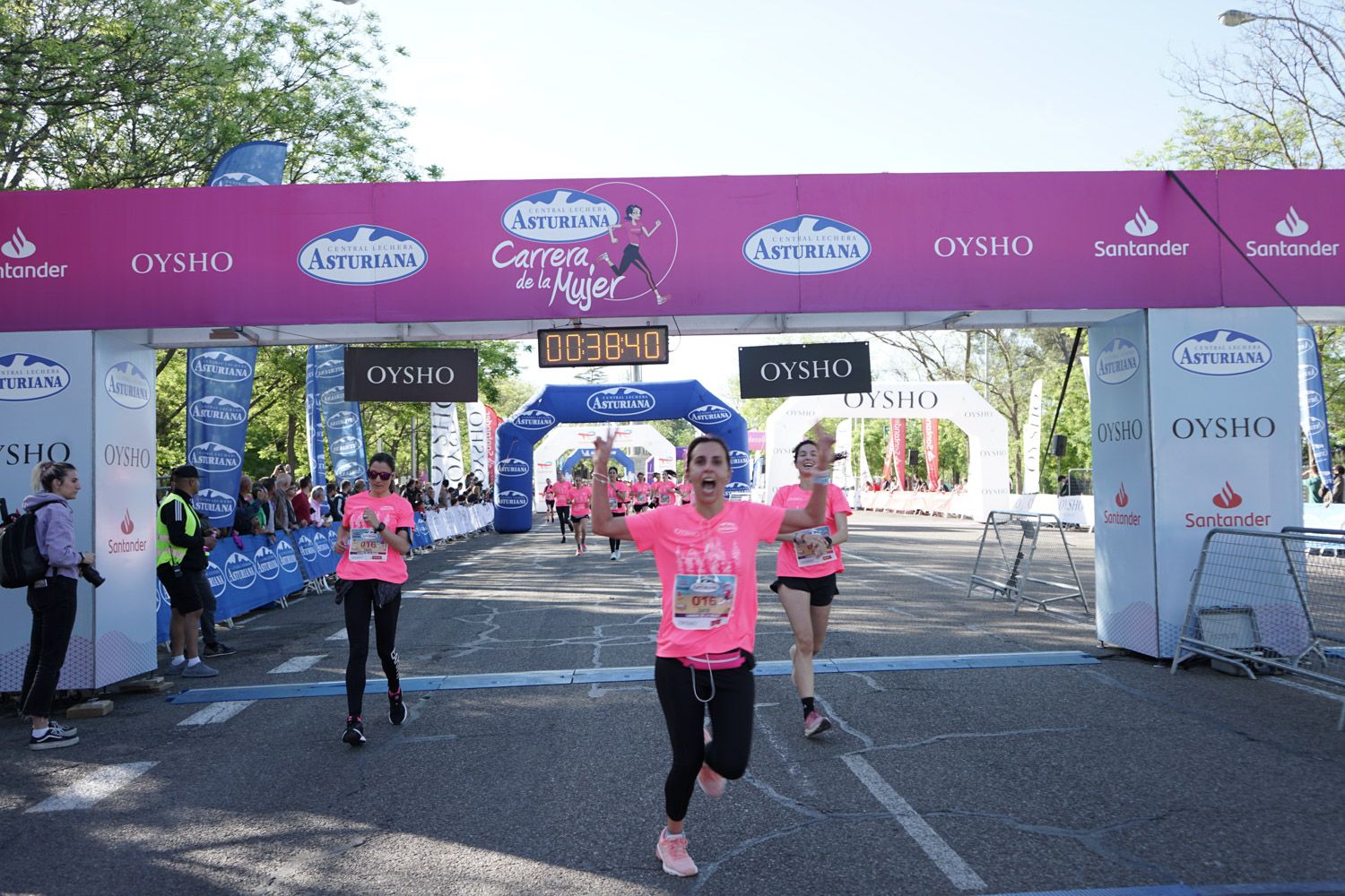 Todas las fotos de meta de la Carrera de la Mujer de Madrid 03227