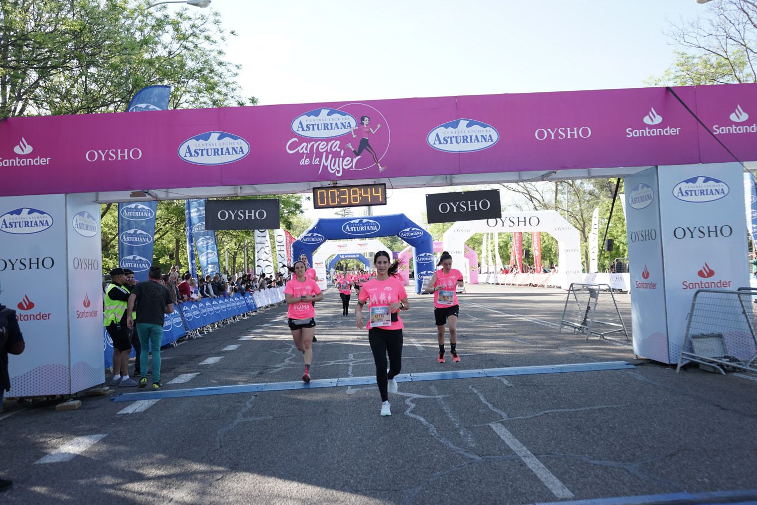 Todas las fotos de meta de la Carrera de la Mujer de Madrid 03228